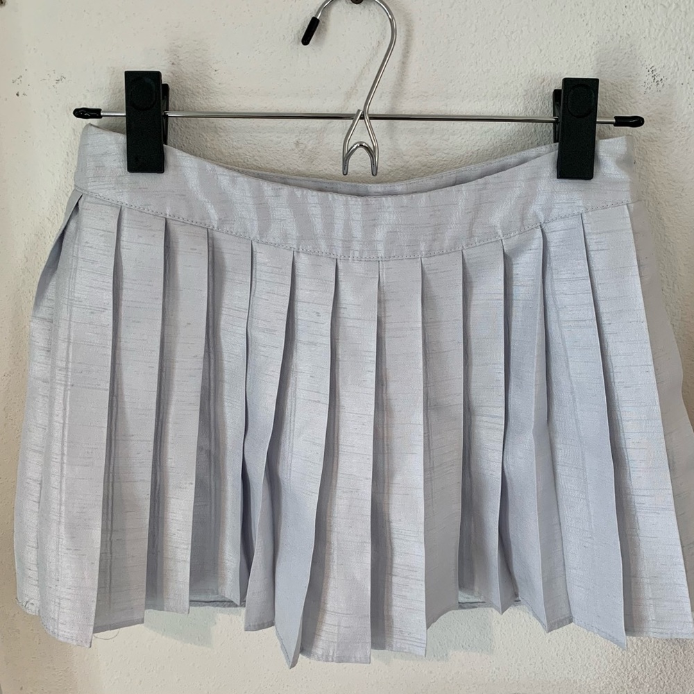 Urban Outfitters sporty fem mini skort. On-trend. Quiet luxury. Modern preppy.
